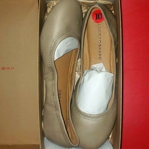 Like new casual flat. Ribbed design for comfortability. NO BOX.